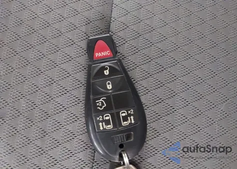 2010 Chrysler Town & Country Touring z USA, uszkodzony, nr VIN 2A4RR5D19AR449255